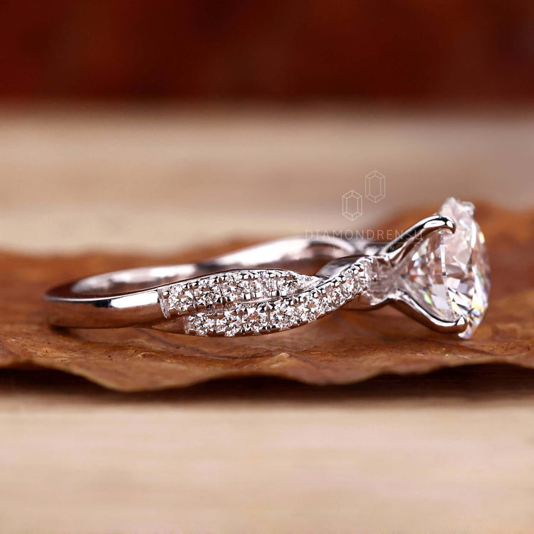 Classic twisted ring in yellow gold, ideal for everyday elegance.
