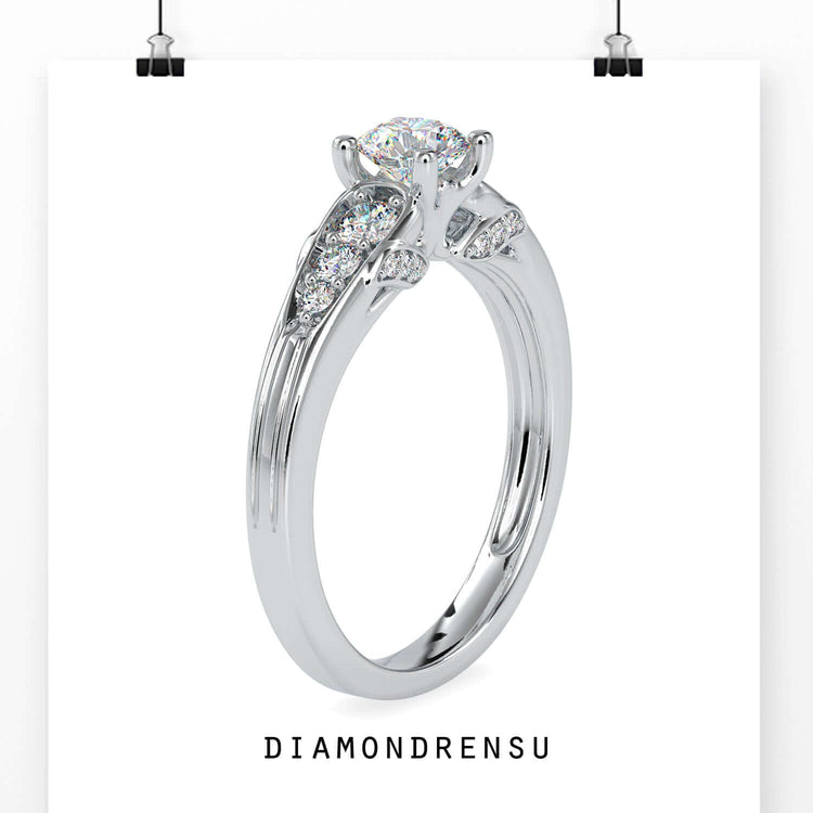 Round diamond side stones in a 4 prong setting with tapered design.
