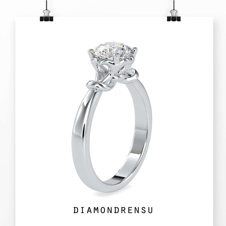 Designer ring in white gold with round diamond solitaire.

