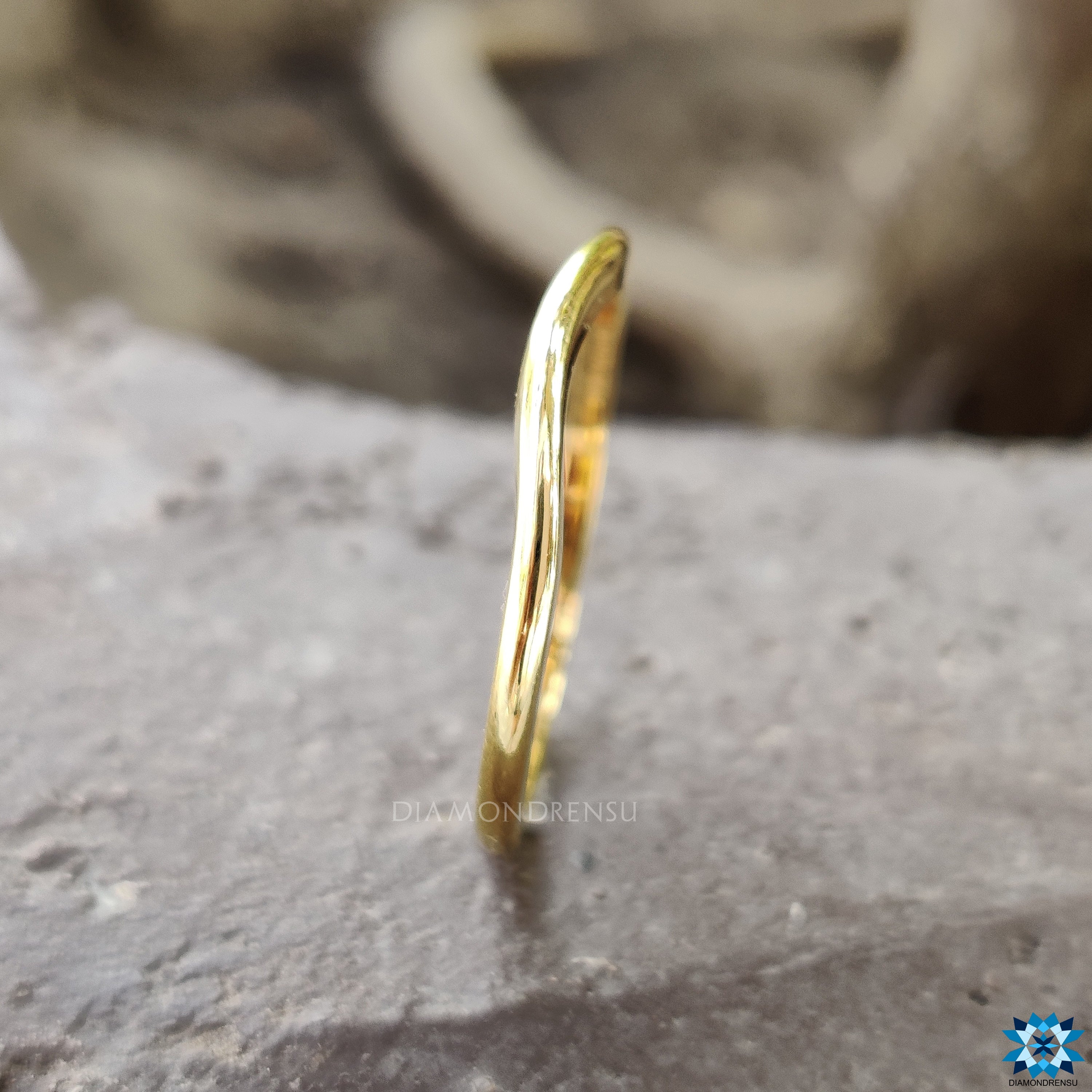 Plain curved wedding band in yellow gold for a simple, elegant touch.