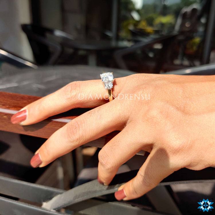 Half moon side stone ring with two tone design.
