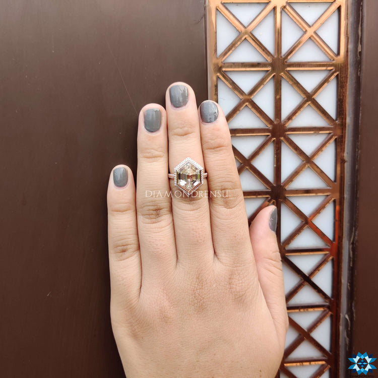 Diamondrensu UK rose gold hexagon engagement ring.
