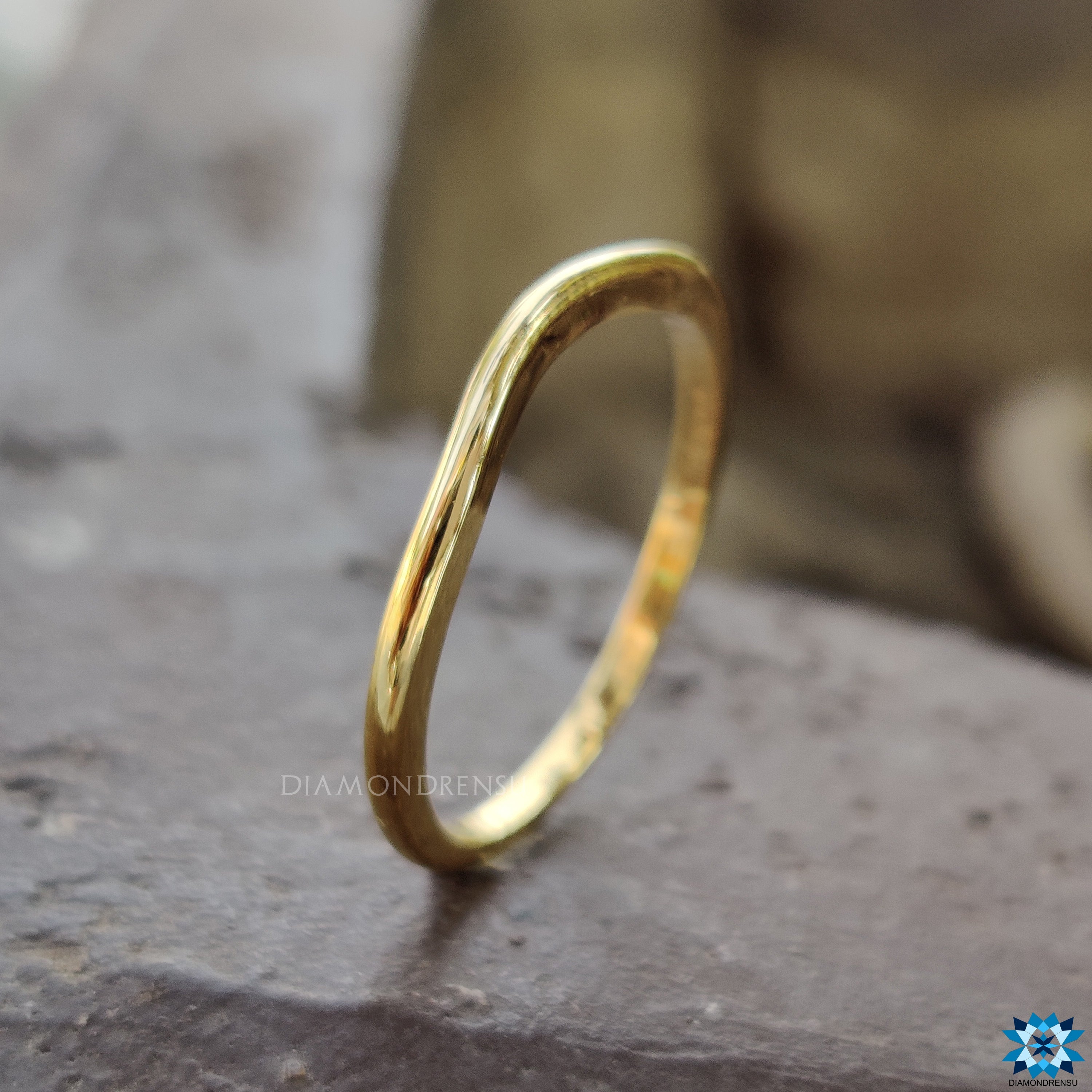 Elegant curved wedding band gold with a comfortable fit for daily wear.