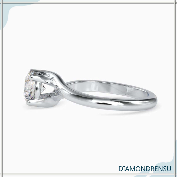 IGI certified diamond ring with solitaire round cut in white gold.
