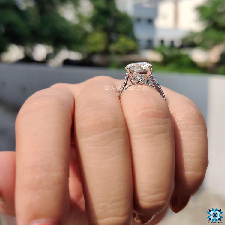 Diamondrensu UK engagement ring with octagon moissanite.

