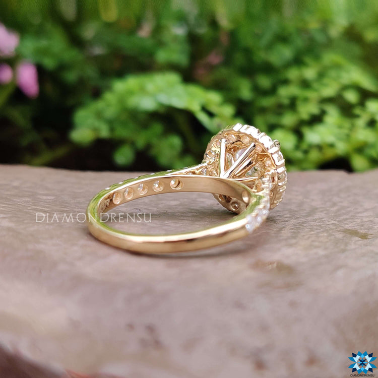 Diamondrensu UK round halo moissanite engagement ring.
