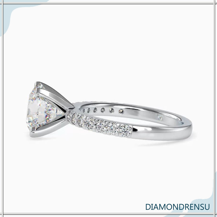 Diamondrensu UK ring in rose gold with 4 prong setting.
