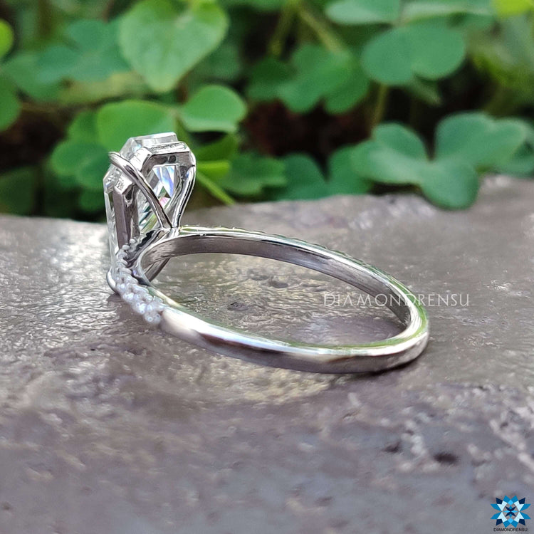 Diamondrensu UK spear cut moissanite ring with 3 claw prongs.
