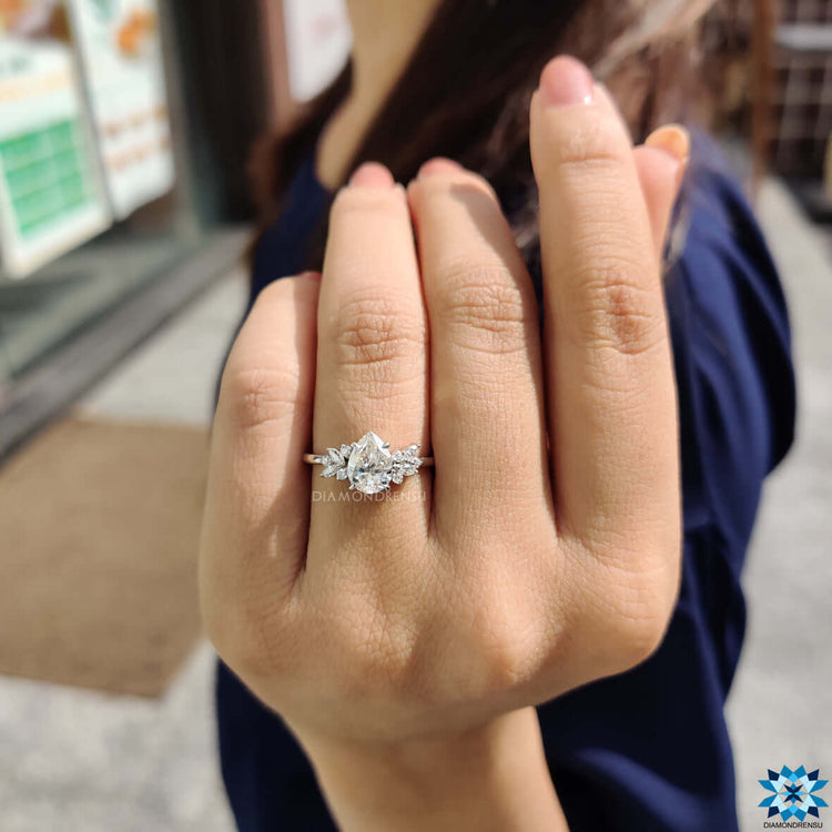 Marquise and round side stone ring in white gold.
