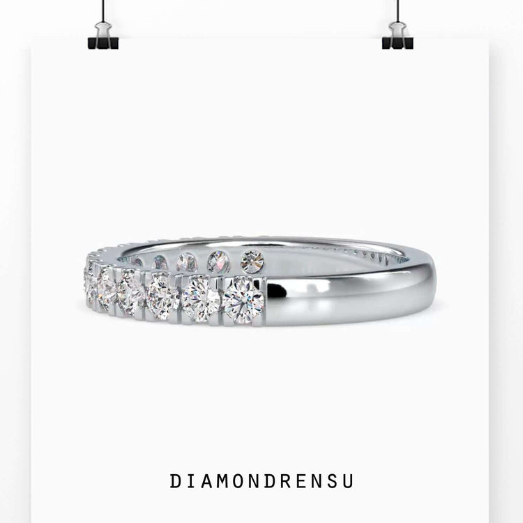 Handmade jewellery band in gold with round diamonds.
